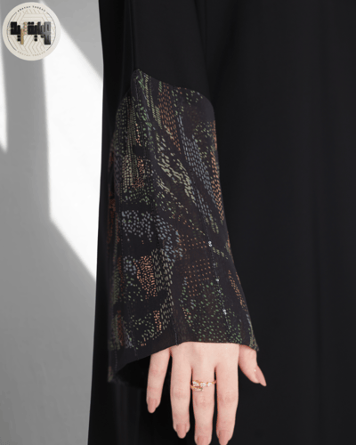 عباية منقوشة على الأكمام والحافة الأمامية