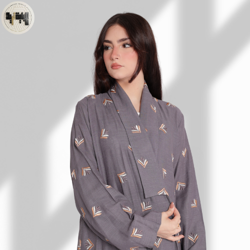 عباية مطرزة بنقوش هندسية ناعمة