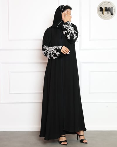 عباية سوداء بأكمام مطرزة باللؤلؤ الأبيض – تصميم أن...