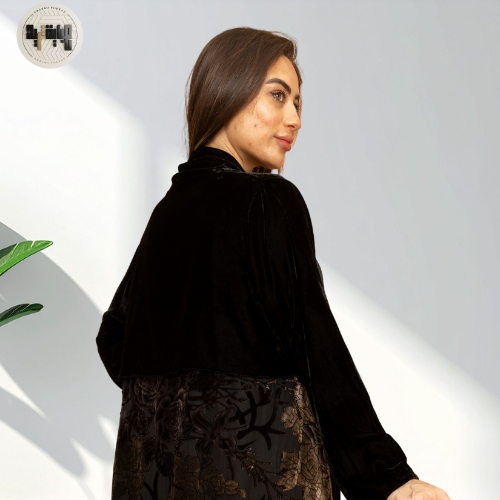 عباية مخملية سوداء بزخرفة رقيقة وتصميم جذاب
