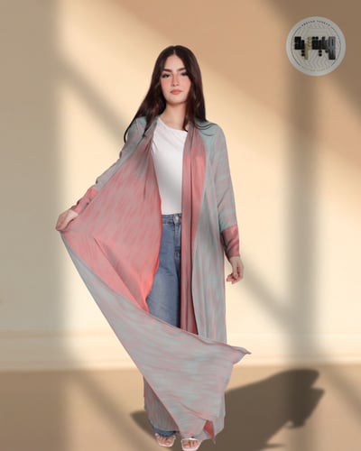 عباية عصرية انسيابية بألوان هادئة