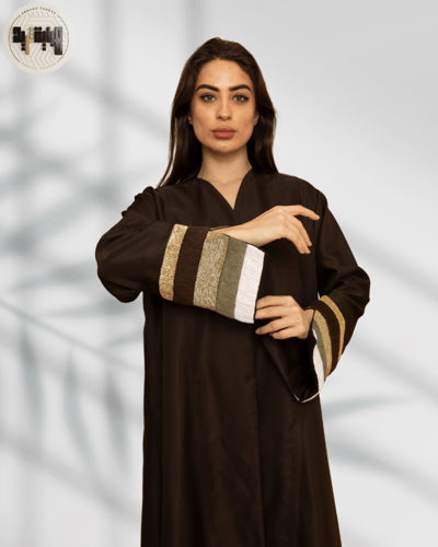 عباية كلاسيكية مطرزة يدويا في الأكمام