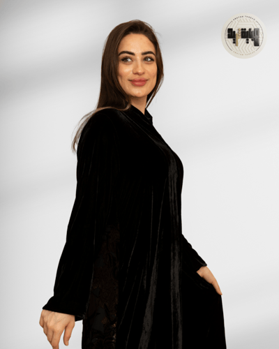 عباية مخملية سوداء بزخرفة رقيقة وتصميم جذاب