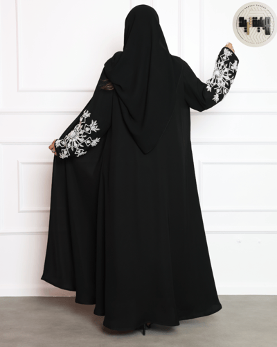 عباية سوداء بأكمام مطرزة باللؤلؤ الأبيض – تصميم أن...