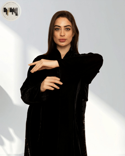 عباية مخملية سوداء بزخرفة رقيقة وتصميم جذاب