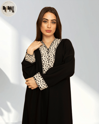عباية سوداء مفتوحة بكلفة مطرزة على الأكمام