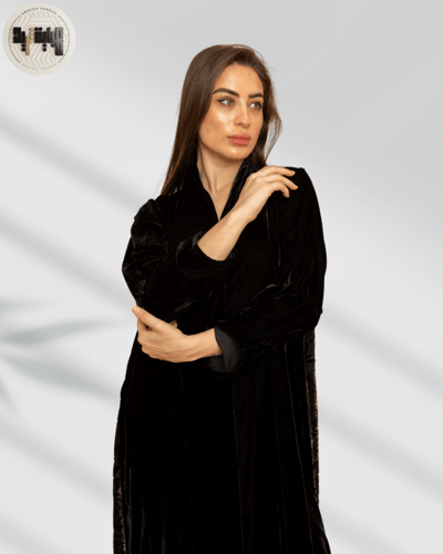 عباية مخملية سوداء بزخرفة رقيقة وتصميم جذاب