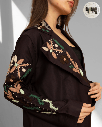 عباية تطريز ورد ناعمة بتصميم أنيق