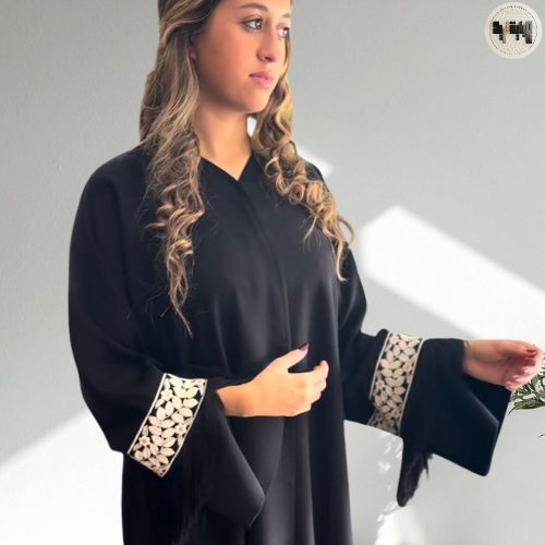 عباية كريب أسود بتطريز نباتي وأهداب على الأكمام