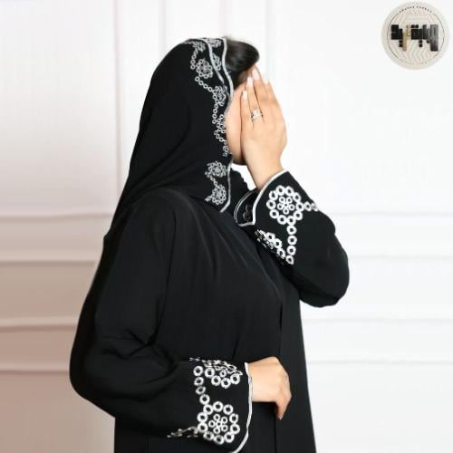 عباية سوداء بأكمام مطرزة بنقوش بيضاء – تصميم أنيق...