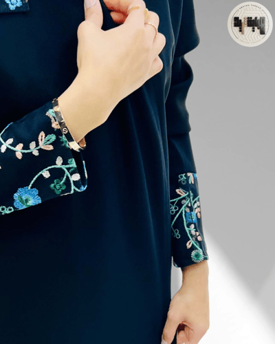 عباية مطرزة كحلي داكن بخامة الكريب الراقي