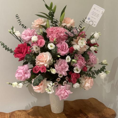 فازة ورد فاخرة بألوان وردية وحمراء – مع توصيل سريع
