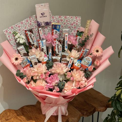 Luxury Kinder bouquet – a touch of sweetness with flowers for every special occasion