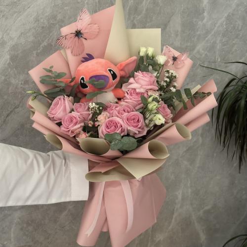 باقة ورد وردية مع دمية ستيتش – هدايا ناعمة للمناسب...