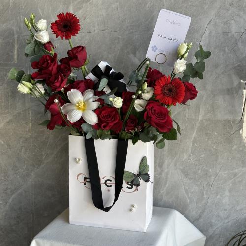 باقة ورد مع عطر سترونجر ويذ يو