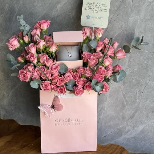 سلسال فضة مع ورود رائعة