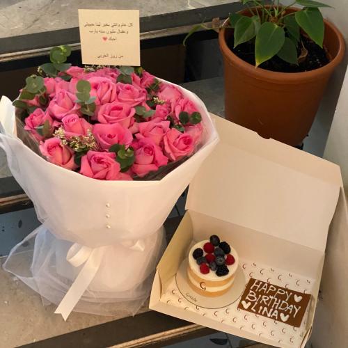 بوكيه ورد فاخر مع كيك جاناش