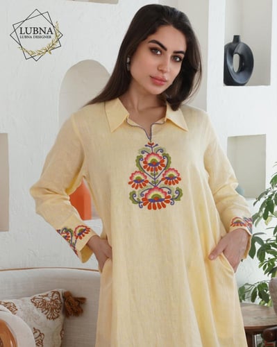 جلابية صفراء مطرزة بالاحمر