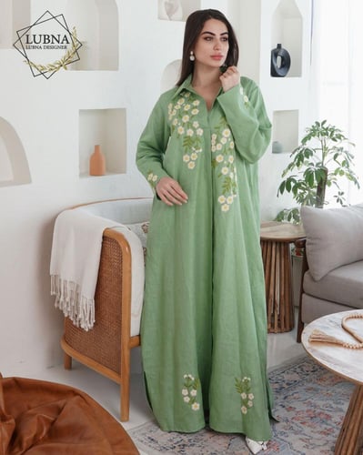 جلابية مطرزة بخيوط الحرير