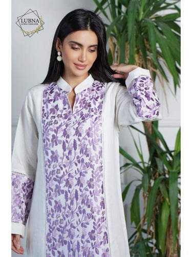 فستان لينن بزهور مطرّزة تغمرك أناقة