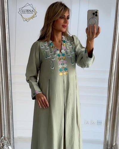 ثوب مطرز بأناقة وأنوثة