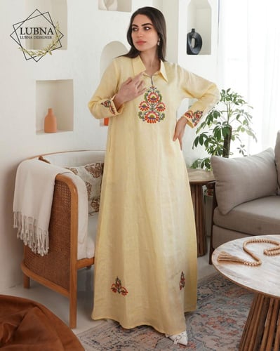 جلابية صفراء مطرزة بالاحمر