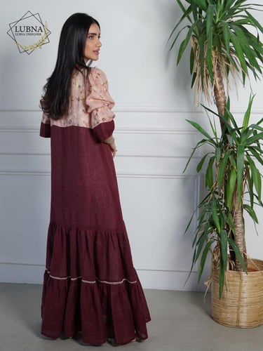 فستان كلوش عودي مفعم بالأنوثة