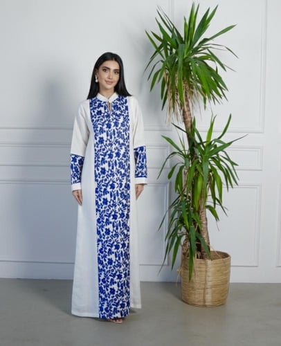 فستان لينن بزهور مطرّزة تغمرك أناقة