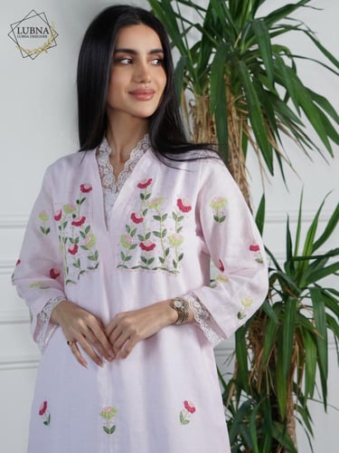 ثوب لينن مع دانتيل فرنسي و تطريز يدوي