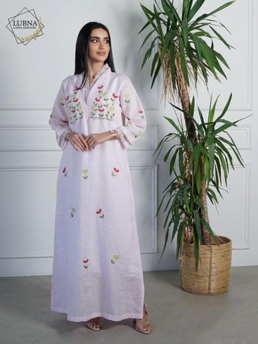 ثوب لينن مع دانتيل فرنسي و تطريز يدوي