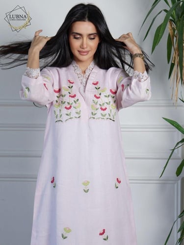 ثوب لينن مع دانتيل فرنسي و تطريز يدوي