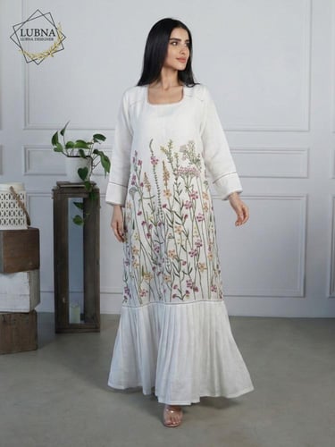 ثوب يجمع الفخامة والأنوثة