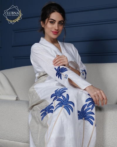 ثوب مطرز يشبه فخامتك