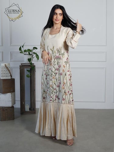 ثوب يجمع الفخامة والأنوثة