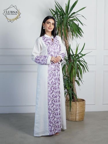 فستان لينن بزهور مطرّزة تغمرك أناقة