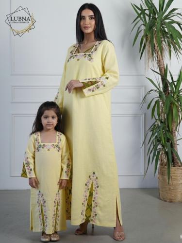 طقم الأم و ابنتها تطريز بشريطة x مخمل أصفر