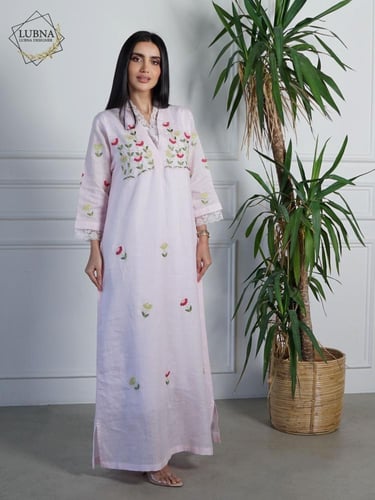 ثوب لينن مع دانتيل فرنسي و تطريز يدوي