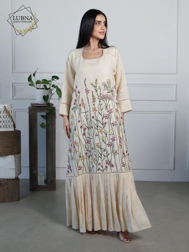 ثوب يجمع الفخامة والأنوثة