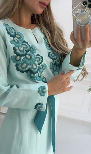 ثوب لينن فاخر مع حزام تطريز يدوي