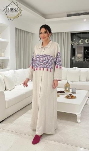 جلابية عصرية بتطريز يدوي