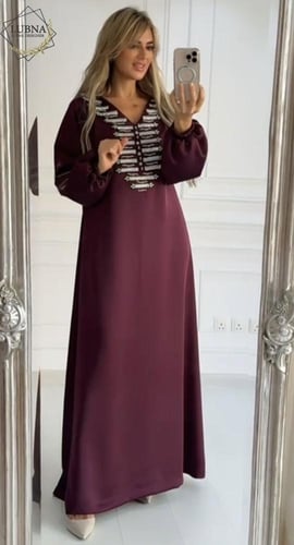 ثوب يدوي مزين بفخامة الكريستال