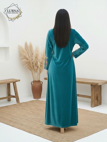 فستان قطيفة مطرّز فاخر