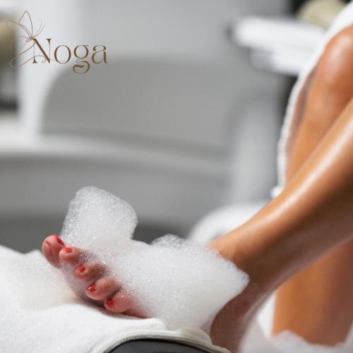 بديكير كلاسيكي مع لون عادي (أقدام فقط)