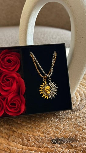 قلادة شمس وقمر