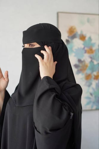 طرحة ربط + نقاب مشبك وسط