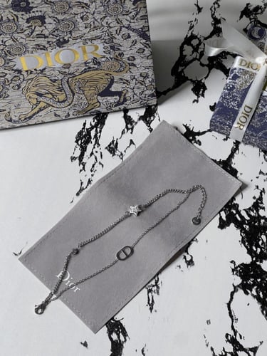 إسوارة Christian Dior فضي