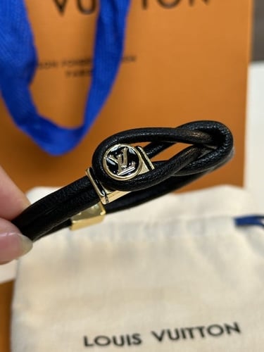 إسوارة LOUIS VUITTON جلد ومعدن ذهبي