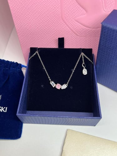 سلسال سوارفيسكي فضي كريستالة وردي