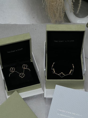 طقم van cleef ذهبي - اسود
