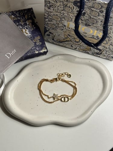 إسوارة Christian Dior ذهبي